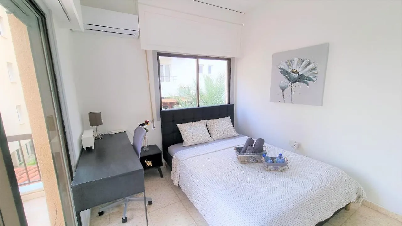 Cozy Beach Apt / 100 Mbit+ Netflix / Near Airport Larnaca Apartment