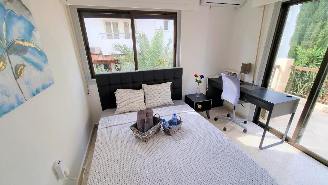 Cozy Beach Apt / 100 Mbit+ Netflix / Near Airport Larnaca 0*,  Cyprus