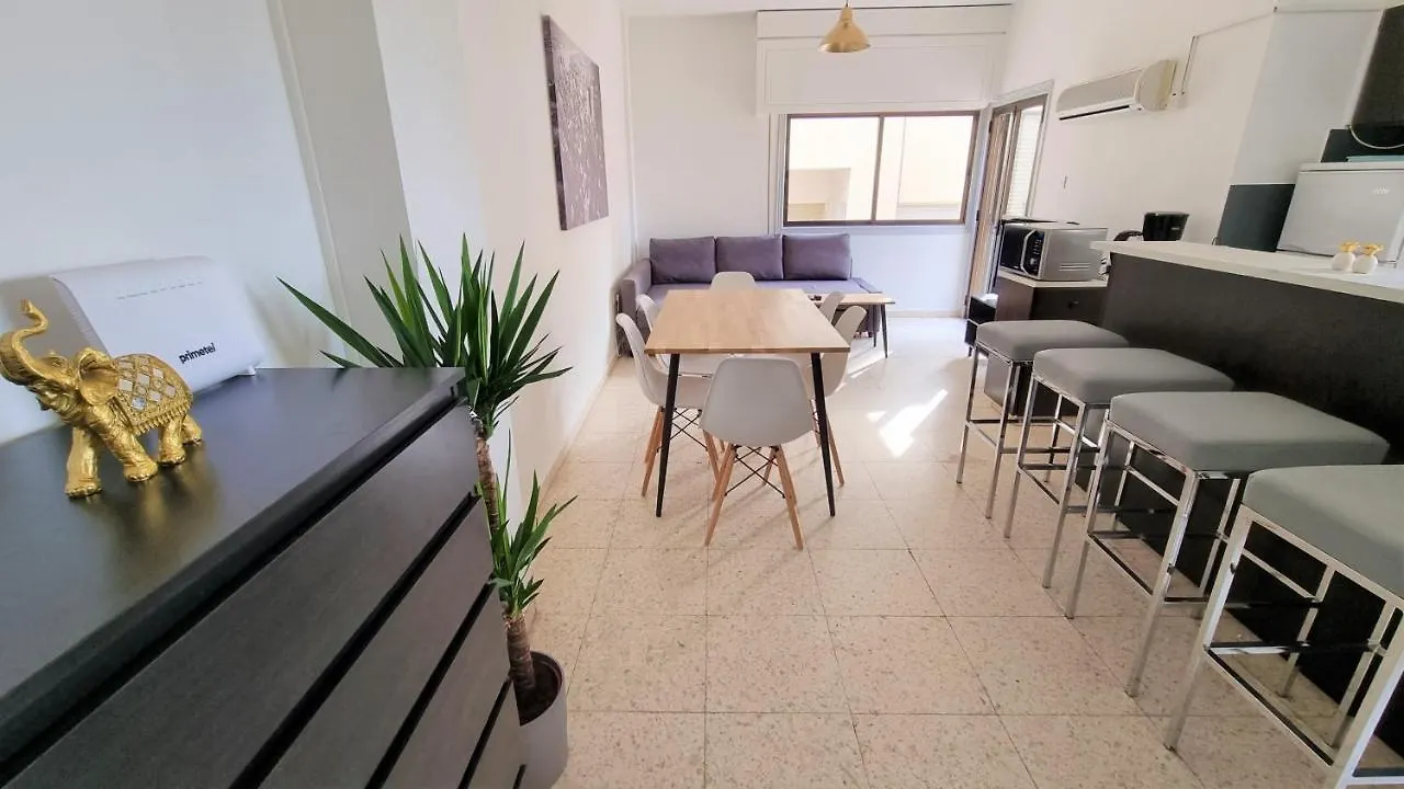 Cozy Beach Apt / 100 Mbit+ Netflix / Near Airport Larnaca