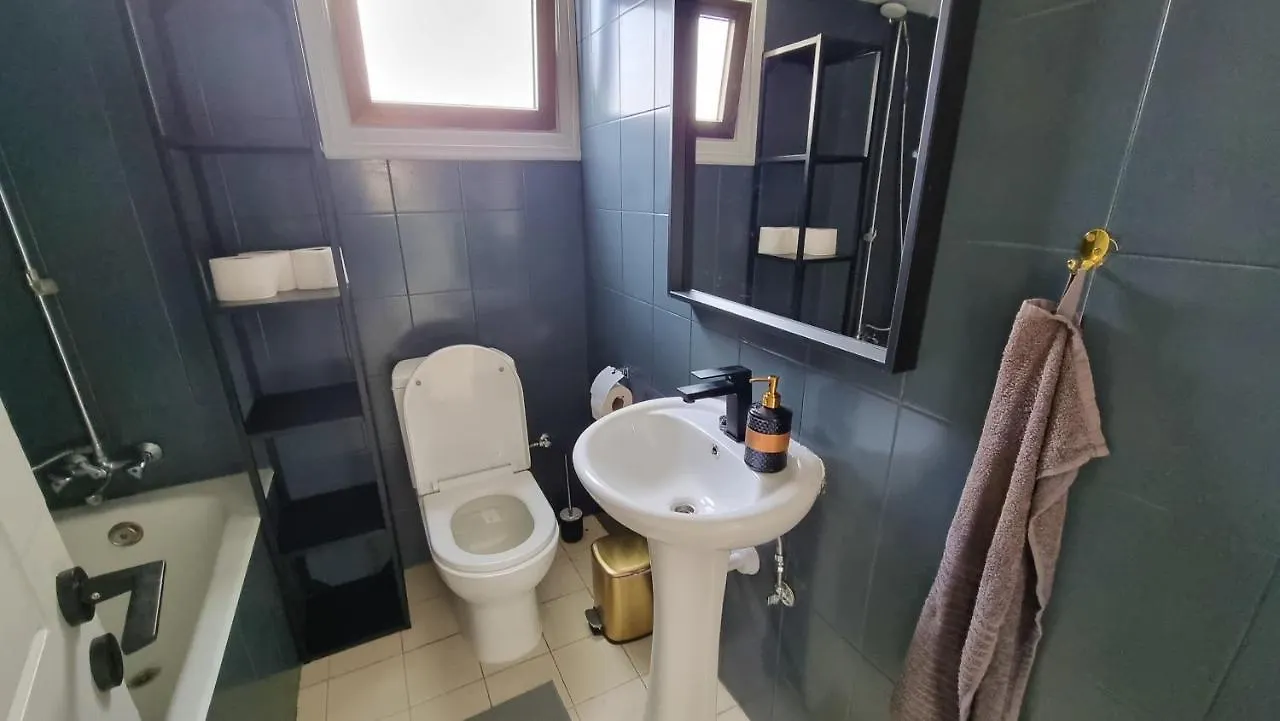 Cozy Beach Apt / 100 Mbit+ Netflix / Near Airport Larnaca